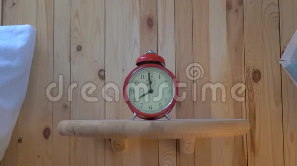早晨一个红色复古风格的闹钟响起男人手拿闹钟视频的预览图