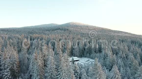 环绕着一个小屋周围环绕着白雪皑皑的大山视频的预览图