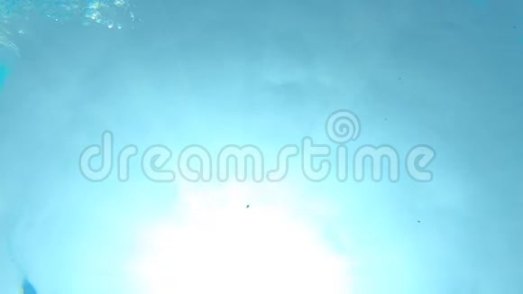男子游泳池游泳水下视频慢动作视频的预览图