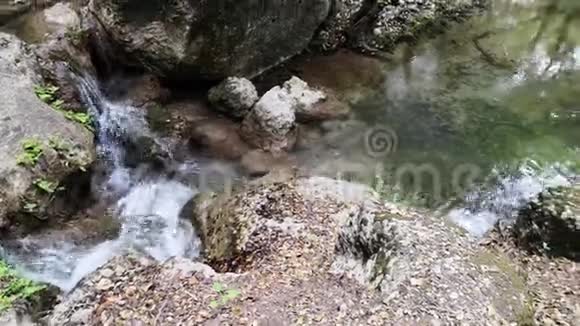 希腊夏季山脉之间的小溪希腊蝴蝶谷视频的预览图