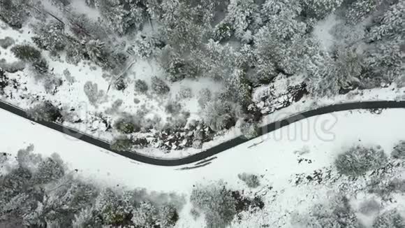 4k鸟瞰森林中雪中的河流视频的预览图