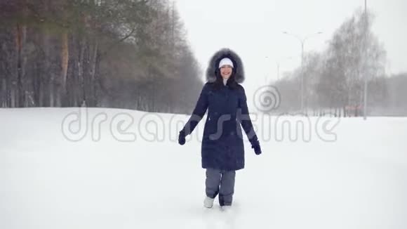 新鲜空气快乐的女人在冬季公园玩得开心视频的预览图