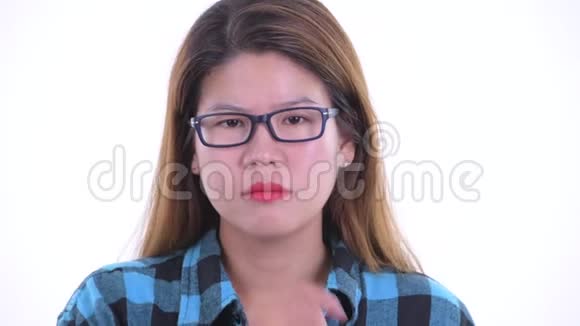 压力重重的年轻亚洲时髦女人的脸视频的预览图