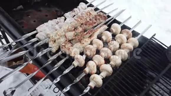 冬天肉和蘑菇被烧在烤架上的串上视频的预览图
