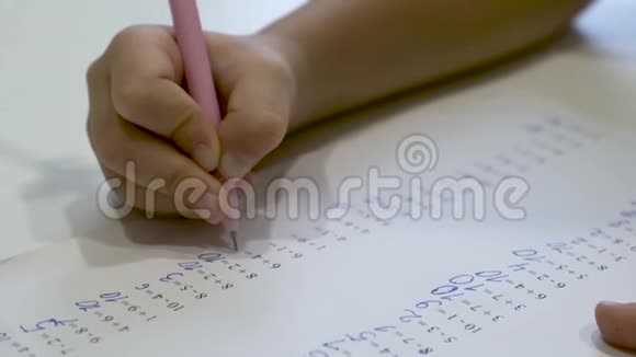 孩子写作业做数学关门视频的预览图