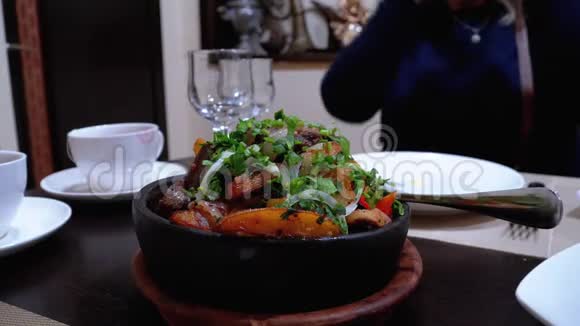 奥贾胡里格鲁吉亚一家餐馆的泥锅里的土豆和草药视频的预览图