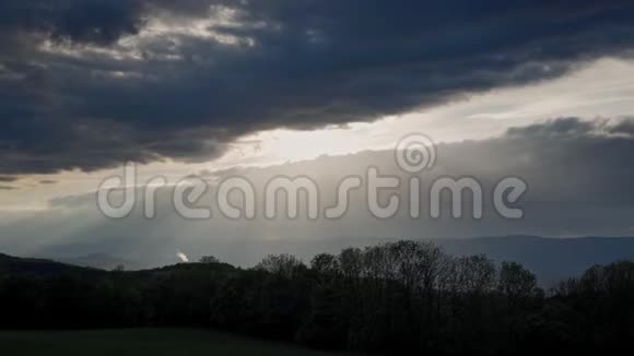 具有山脉和森林的风景景观日落太阳光线在乌云中清晰可见视频的预览图