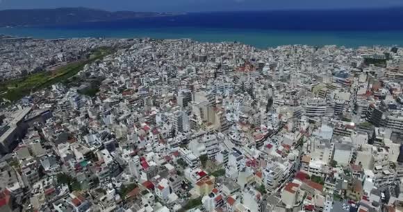 美丽的视野赫拉克利昂市与高架桥和街道和海洋的背景克里特希腊空中飞行视频的预览图