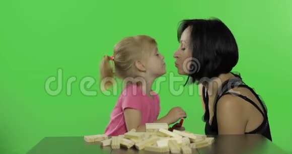 母亲和女儿孩子吹着节日的烟斗笑着视频的预览图