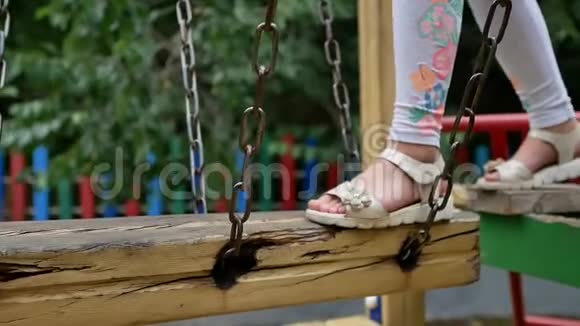 儿童的脚在游乐场特写视频的预览图