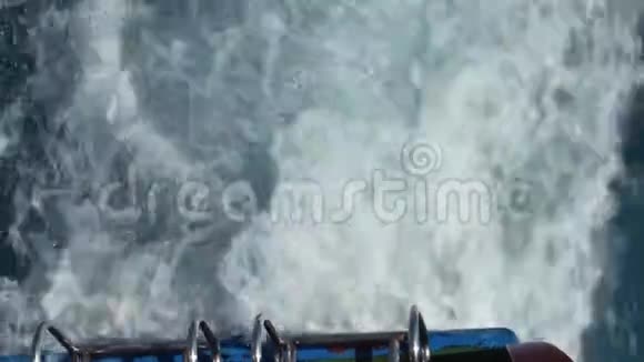 从海上的船只引擎中流出的波浪和水流视频的预览图
