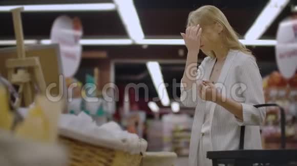 有魅力的女孩顾客在面包店买面包闻着面包微笑着购物视频的预览图