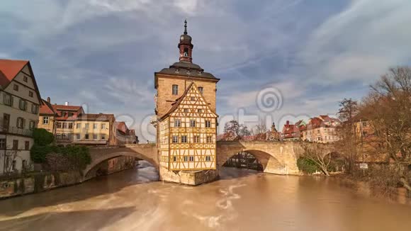 班贝格德国巴伐利亚雷格尼茨河上有两座桥的班贝格老市政厅的景色视频的预览图