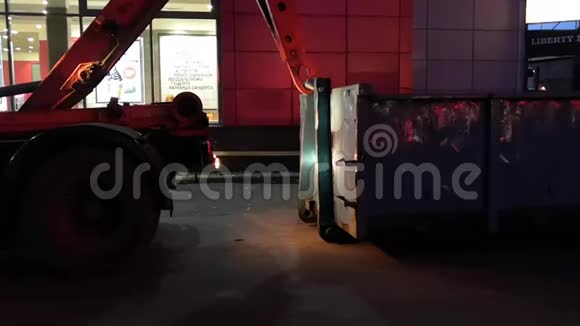 视频因为拖拉机把容器在沥青上在完全黑暗的商店附近视频的预览图