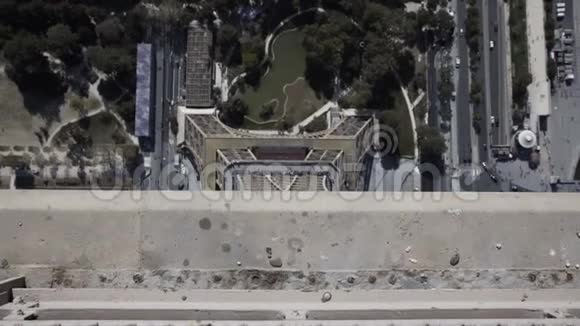 从埃菲尔铁塔顶部俯瞰视频的预览图