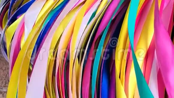 抽象无缝背景与多色丝带彩虹条纹绕着一个圆圈移动视频的预览图