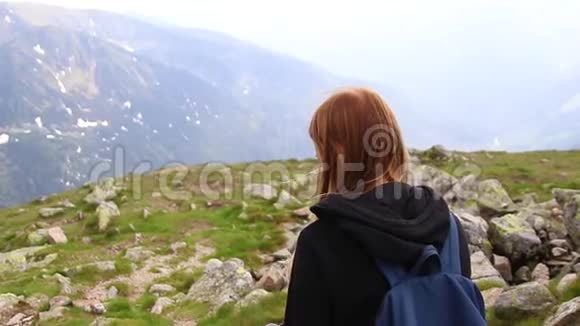 女拍摄如画的景色年轻的女摄影师在山上用数码相机拍照旅费视频的预览图
