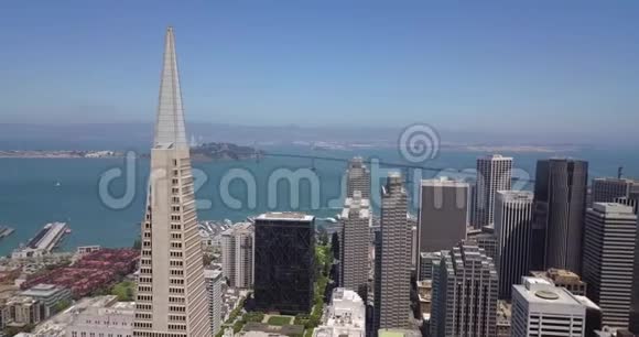 旧金山天际线空中全景与标志性的美国银行销售团队塔楼视频的预览图
