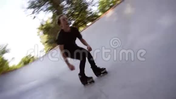特写镜头一个穿着休闲服的男人正在坡道上的溜冰场里骑着溜冰鞋乘坐滑旱冰视频的预览图