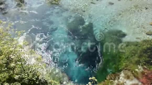 美丽晶莹的清水泉绿色能源锡里卡尔特或阿尔巴尼亚的蓝眼受欢迎的旅游景点d视频的预览图