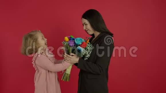 可爱的孩子献花拥抱和亲吻母亲视频的预览图