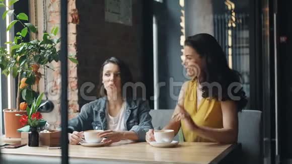 几个女孩在咖啡馆里和女服务员聊天点着菜笑着聊天视频的预览图