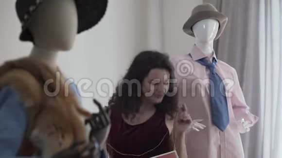 迷人的女孩跳舞与红色标志说出售在独家服装商店一位接近现代的女人视频的预览图