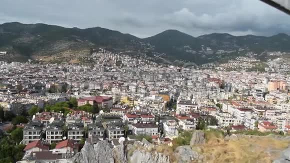 Alanya有水桶的房屋屋顶和山景全景视频的预览图