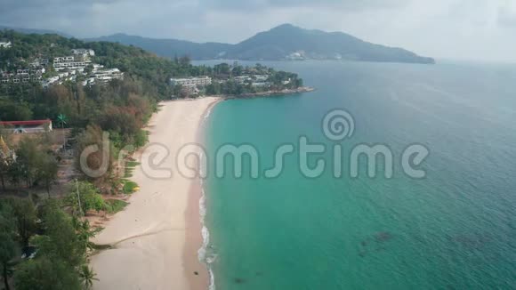 普吉岛苏林海滩热带空无人驾驶飞机景观视频的预览图