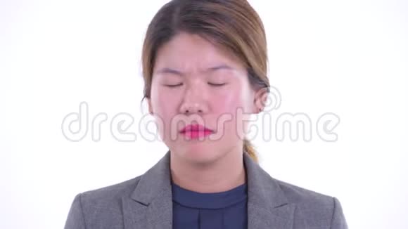 严肃的亚洲年轻女商人的脸没有点头视频的预览图