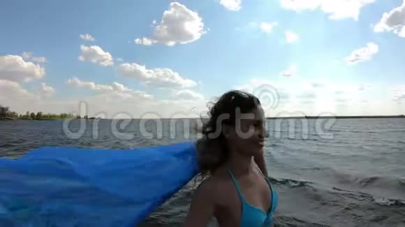 岸边戴大围巾的瘦女孩视频的预览图