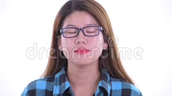 一张快乐的年轻亚洲时髦女人的脸闭着眼睛放松视频的预览图