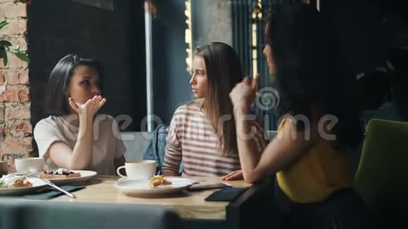 嘲笑女朋友在咖啡馆里聚在一起享受友谊视频的预览图