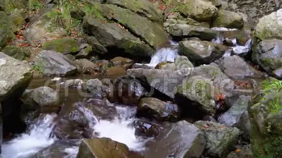 山溪水通过山岩向下流动视频的预览图