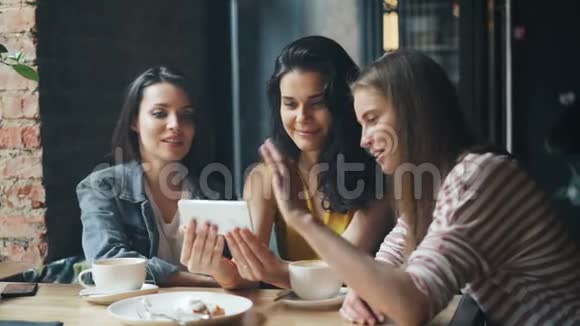 快乐的女孩看着智能手机屏幕微笑着在咖啡馆里玩得开心视频的预览图