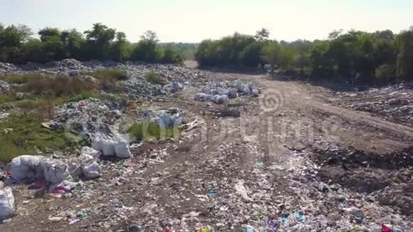 从自卸汽车的高度s到达垃圾填埋场进行拍摄空中摄影视频的预览图