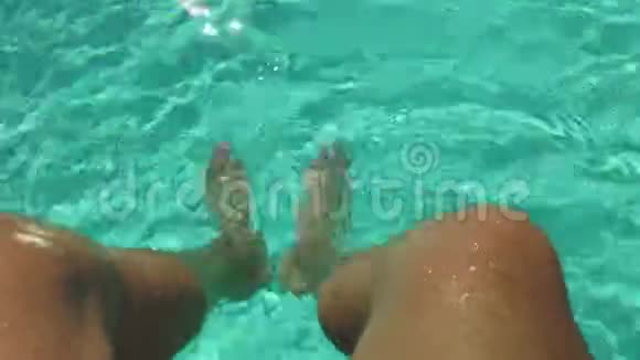 一个人在游泳池里休息视频的预览图