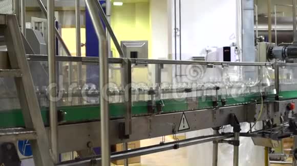 空的塑料瓶在输送线上瓶生产线工业机器内部的塑料瓶视频的预览图