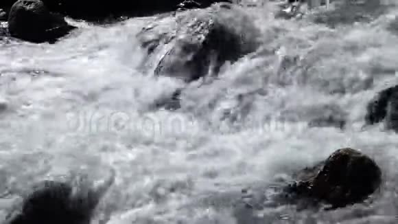 水在岩石上起泡视频的预览图