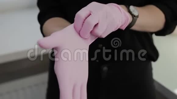 女孩化妆师在手术前戴上橡胶手套视频的预览图