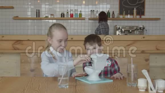 欢乐无忧无虑的孩子们在咖啡馆桌上玩玩具视频的预览图