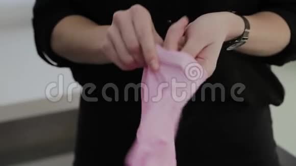 女孩化妆师在手术前戴上橡胶手套视频的预览图