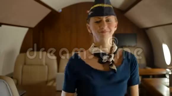 客舱乘务员空中小姐在私人飞机客舱内欢乐地跳舞视频的预览图