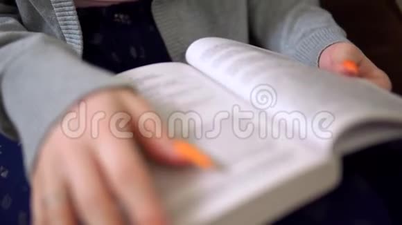 手翻页书结束了女人的阅读书手握着手指视频的预览图