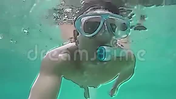 卡通人物带着面具在水下游泳生活方式旅行理念视频的预览图