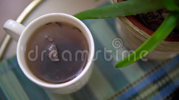 带热茶烟玻璃桌花家居用品的白色陶瓷杯视频的预览图