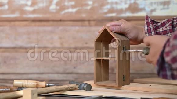在木工车间工作的木匠家具木制品及家居装饰制作理念视频的预览图