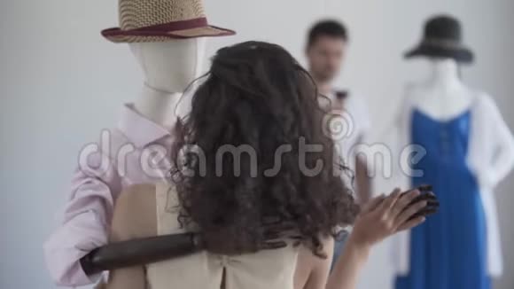后景卷曲的女人与男性模特在帽子里跳舞而男人在背景中喝酒做梦视频的预览图