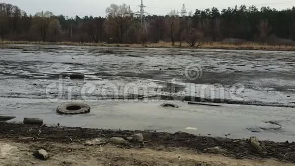 干脏河中的汽车轮胎环境污染问题自然灾害视频的预览图