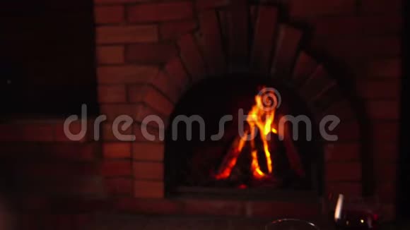 圣诞餐桌旁的壁炉视频的预览图